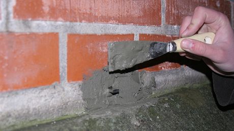 Dead Drops - projekt zazdných USB schránek u pronikl i do eské republiky. První mrtvá schránka je k nalezení ve zdi erveného kostela na brnnském Komenského námstí. 