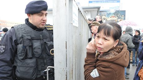 Pi poáru vietnamské trnice na Olomoucké ulici v Brn lehlo popelem sedm hal.