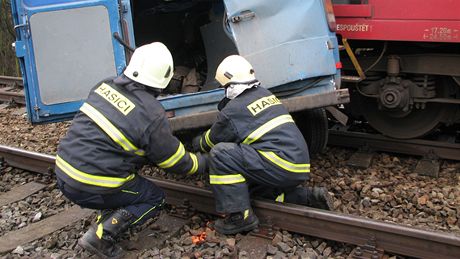 Nehoda, pi které smetl vlak na elezniním pejezdu dodávku, zastavila provoz na trati mezi Brnem a Jihlavou.
