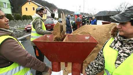 Lidé v Olinkách pipravují pytle s pískem na ochranu proti velké vod