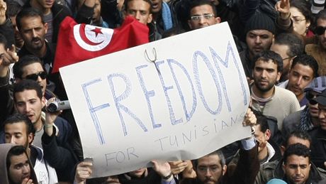 Tuniským hlavním mstem zmítají u nkolik týdn nepokoje (14. ledna 2011)