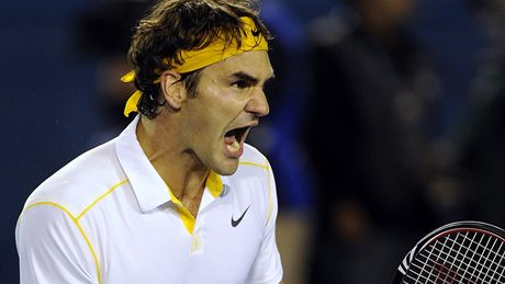 Radost Rogera Federera ze zisku rozhodujícího brejku v duelu s Gillesem Simonem