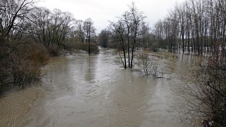 Rozvodnn Ohe v  Citicch zalila i cyklostezku mezi Kynperkem a Sokolovem