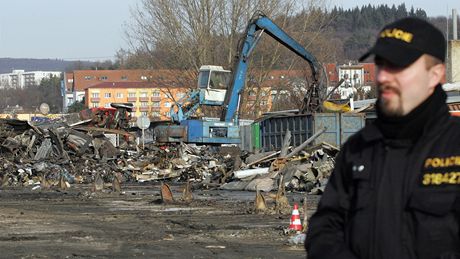 Po vyhoelých halách velkoskladu asijských obchodník na Olomoucké ulici v brn zbyly jen trosky, které o víkendu likvidovaly demoliní ety.