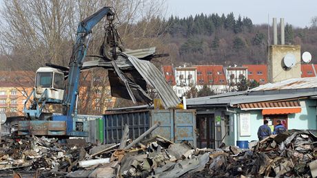 Po vyhoelých halách velkoskladu asijských obchodník na Olomoucké ulici v brn zbyly jen trosky, které o víkendu likvidovaly demoliní ety.