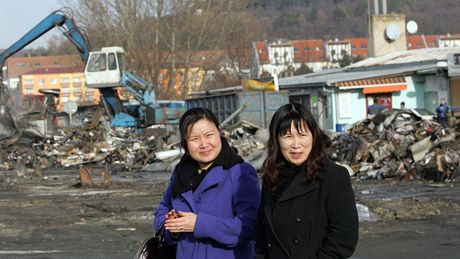 Po vyhoelých halách velkoskladu asijských obchodník na Olomoucké ulici v brn zbyly jen trosky, které o víkendu likvidovaly demoliní ety.