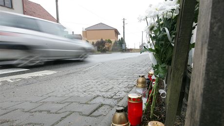Na památku tragického úmrtí kolaky zapálili lidé asi dvacítku svíek na okraji chodníku u pechodu pro chodce v centru Rapotic na Tebísku. 