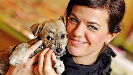 Zpvaka Marta Jandová se svým novým psím pírstkem do rodiny.