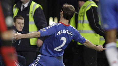 GÓL. Branislav Ivanovi, obránce Chelsea, se raduje z gólu