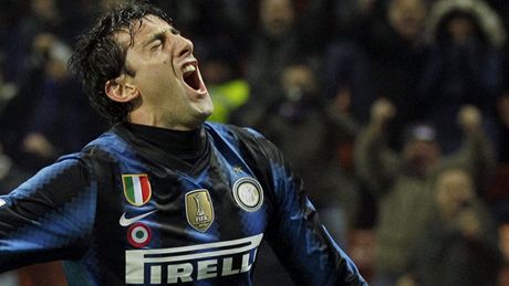 GÓLOVÁ RADOST. Diego Milito, útoník Interu Milán, oslavuje svoji trefu