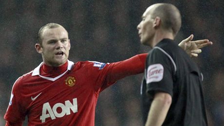 CO TO PÍSKÁ? Wayne Rooney z Manchesteru United se diví výroku rozhodího Mikea Deana.