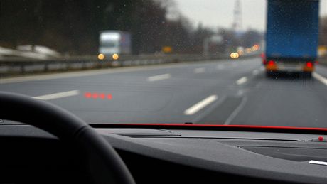 Volvo V60 - červené kontrolky upozorňují na nedodržení bezzpečného odstupu