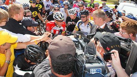NOVINÁŘSKÉ GRILOVÁNÍ. Na loučení Lance Armstronga s profesionální cyklistikou padá stín dopingu.