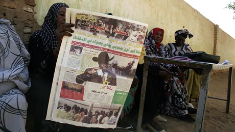 Súdánka si ped volební místností ve mst Durman proítá tisk. Obyvatelé jihu rozhodují, zda se oddlí od severu (10. ledna 2011)