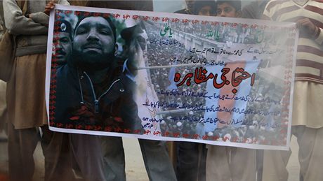 Zastánci zákona o rouhání s plakátem, na nm je vrah guvernéra provincie Padáb (14. ledna 2011)
