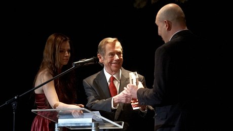 Ceny filmové kritiky 2010 - Václav Havel pedává cenu Ondeji tindlovi