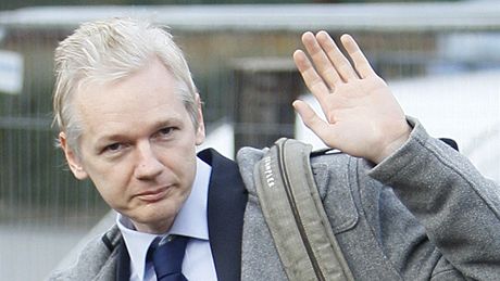 Zakladatel WikiLeaks Julian Assange je ádaný.