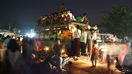Barmský jízdní ád je jednoduchý - jede se, a kdy je plno, poádn plno