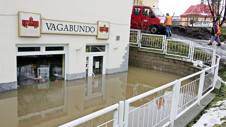 Voda z eky Ohe zatopila restauraci v Sokolov. (14. ledna 2011)