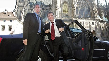 P�edseda Sn�movny Lubomír Zaorálek vystupuje z limuzíny na Pra�ském hrad�. (2. �ervence 2004)