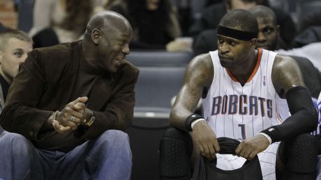 Majitel basketbalového týmu Charlotte Michael Jordan v rozhovoru s hráem Bobcats Stephenem Jacksonem bhem zápasu proti Memphisu. 