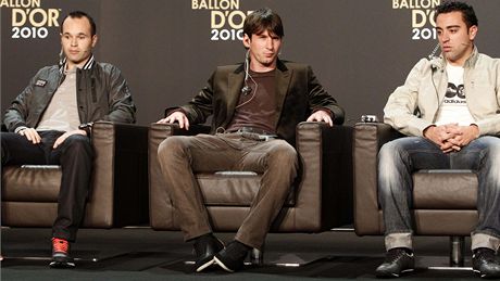 Jako by všichni na tiskové konferenci před vyhlášením Zlatého míče už věděli... Zleva: Andrés Iniesta, Lionel Messi, Xavi Hernández.