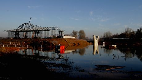 Zaplavené staveni�t� silnice I/37 z Pardubic do Hradce Králové