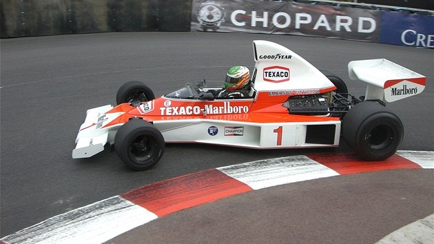 Joaquin Folch na McLarenu M23 pi Monaco Historique roku 2010