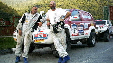 Peter Mikula, Ivan Novák a Toyota Land Cruiser 120 p�ed startem Rallye Dakar 2011.