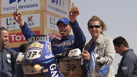 Ivo ka�tan (na motocyklu) se raduje na cílové ramp� dakarské rallye.