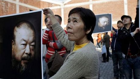 V roce 2010 protestovali Číňané proti likvidaci ateliéru výtvarníka Aj Wej-Weje 