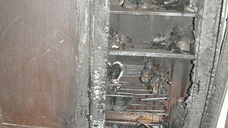 Shořelý botník v chodbě domu v ulici 5. května v centru Liberce.