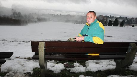 Pavel ervinka z obanského sdruení Nová Ruda sedí ped pozemky, na nich má vyrst nové sídlit.