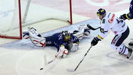 Vítkovický branká� Roman Málek zachra�uje p�ed Andrejem Podkonickým z Liberce.