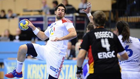 Francouzský házenká� Nikola Karabatic se chystá ke st�ele v utkání proti N�mecku. 