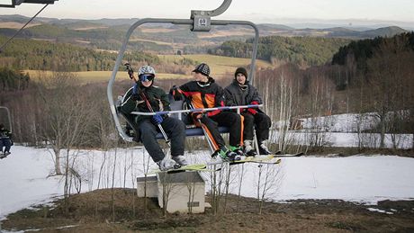 Skiareál Lipno hlásí, �e má i po oteplení je�t� dostatek sn�hu na ly�ování. 