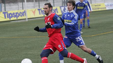 Bulharský záloník Christo Gospodinov (vlevo) si vyzkouel brnnský dres v duelu s Olomoucí. Na snímku ho brání Jan Navrátil