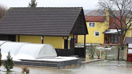 Voda u dnes odpoledne zaala zaplavovat domy v Blatnici u Nýan.