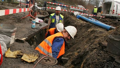 Zam�stnanci Vodovod� a kanalizací Karlovy Vary pracují na p�ekládce potrubí p�i sesuvu p�dy u Rado�ova na Karlovarsku. 