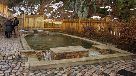 Bazének s ledovou vodou ve Svatošských skalách.