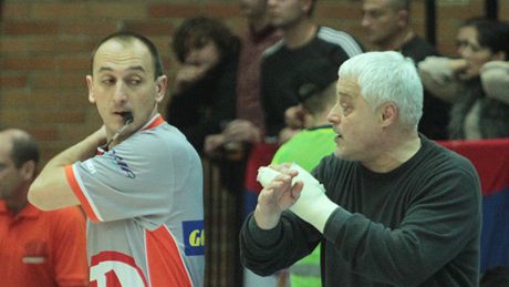 Trenér Miroslav Nikoli (vpravo) ze srbského Radniki Kragujevac  se vztaká pi utkání v Nymburce