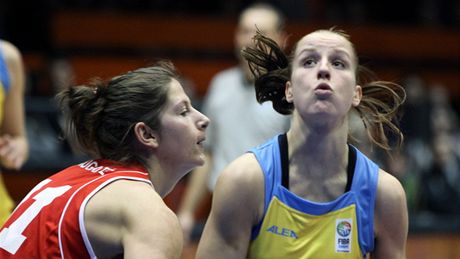 Kate�ina Elhotová (vpravo) z USK Praha proniká pod ko� Kanuasu p�es Giedre Paugaiteovou z Kaunasu.