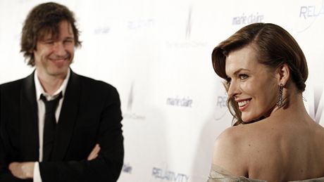 Zlaté glóby 2011 - M. Jovovichová (s manželem)