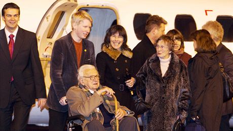 Nicholas Winton vystupuje ze soukromého letadla na starém pra�ském leti�ti v...