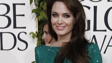 Angelina Jolie na pedávání Zlatých glób v atech Versace