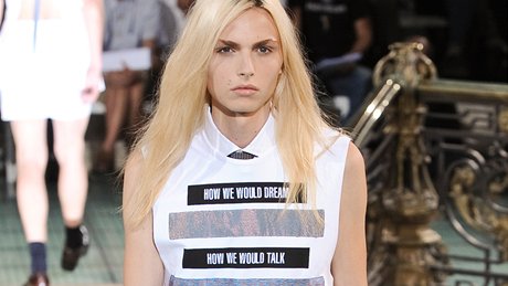 Australský model srbského pvodu Andrej Pejic na pehlídce Raf Simons