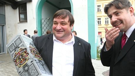 Roman Houska s velkou lahví whisky pro nového předsedu krajské organizace ČSSD