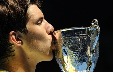 Jií Veselý líbá trofej pro vítze juniorského turnaje Australian Open.