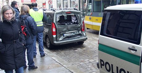 Tramvaj narazila do osobního auta v Praské ulici v Plzni. Záchranái z místa odvezli ke kontrolnímu vyetení do nemocnice roní mimino.