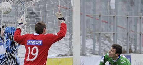 jablonecký David Lafata dává gól do sít Bohemians v zimní píprav.